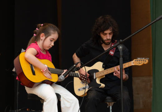 A escola de música moderna de San Sadurniño oferta actividades para as nenas e nenos máis pequenos